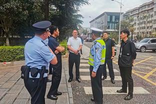 记者：泰山队赛前训练遭遇雨天，5名球员来到球场在室内训练